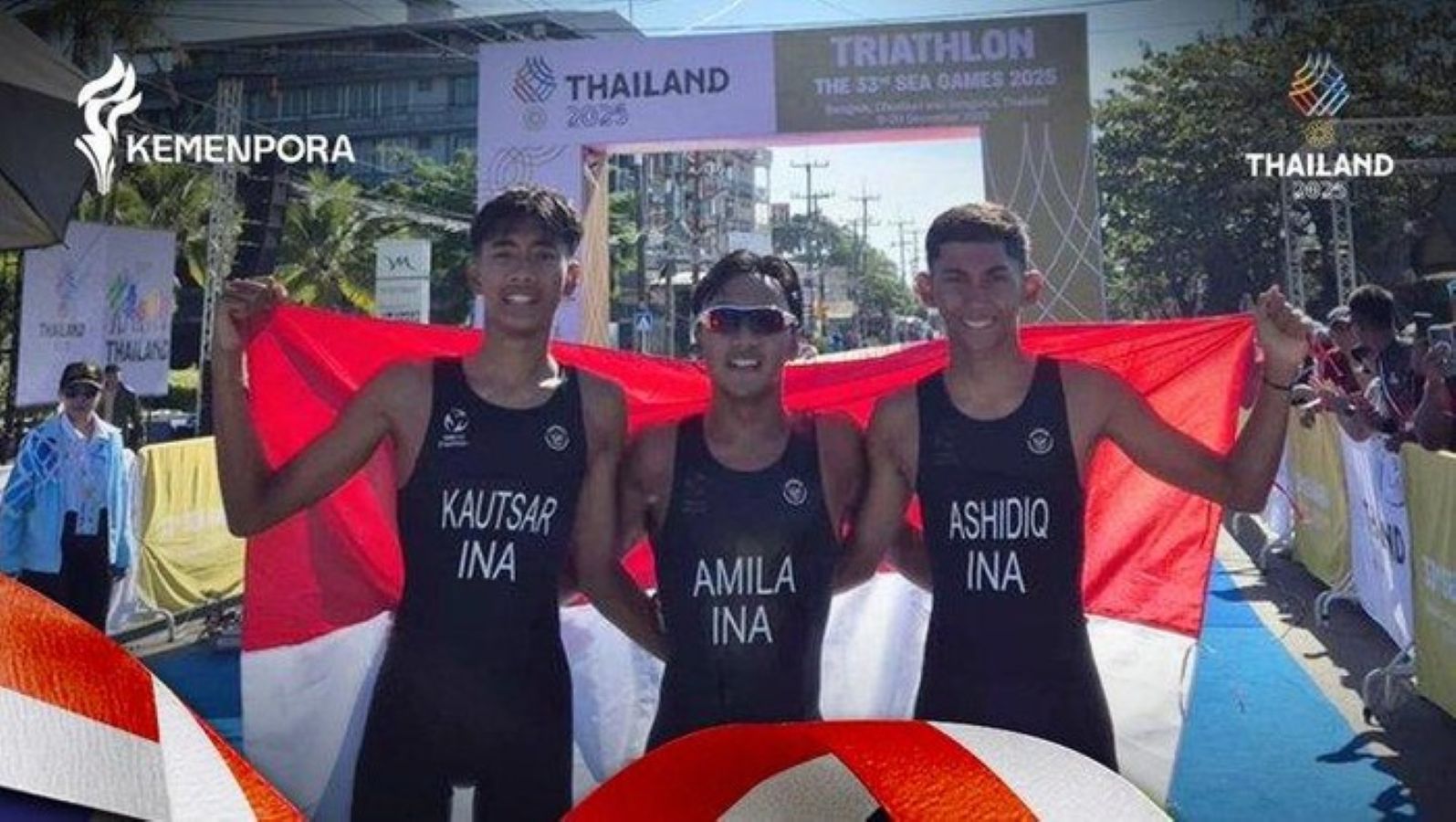 Tim aquathlon Indonesia merayakan keberhasilan meraih dua medali emas pada SEA Games 2025 di Leam Mae Phim, Royong, Selasa (16/12/2025).
