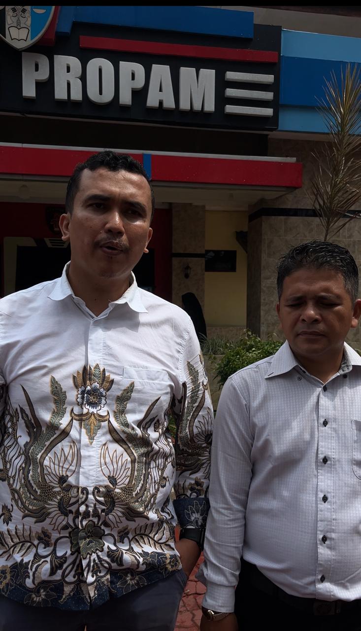 Rina Ridayanti bersama kuasa hukum menyampaikan pengaduan ke Bid Propam Polda Sumut terkait penanganan kasus penyerangan di Madina.