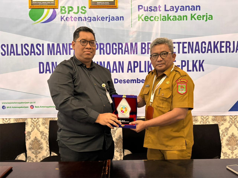 Kepala BPJS Ketenagakerjaan Cabang Kisaran, Aziz Muslim dan Direktur RSUD Haji Abdul Manan Simatupang Kisaran, dr. Kurniady Sebayang.