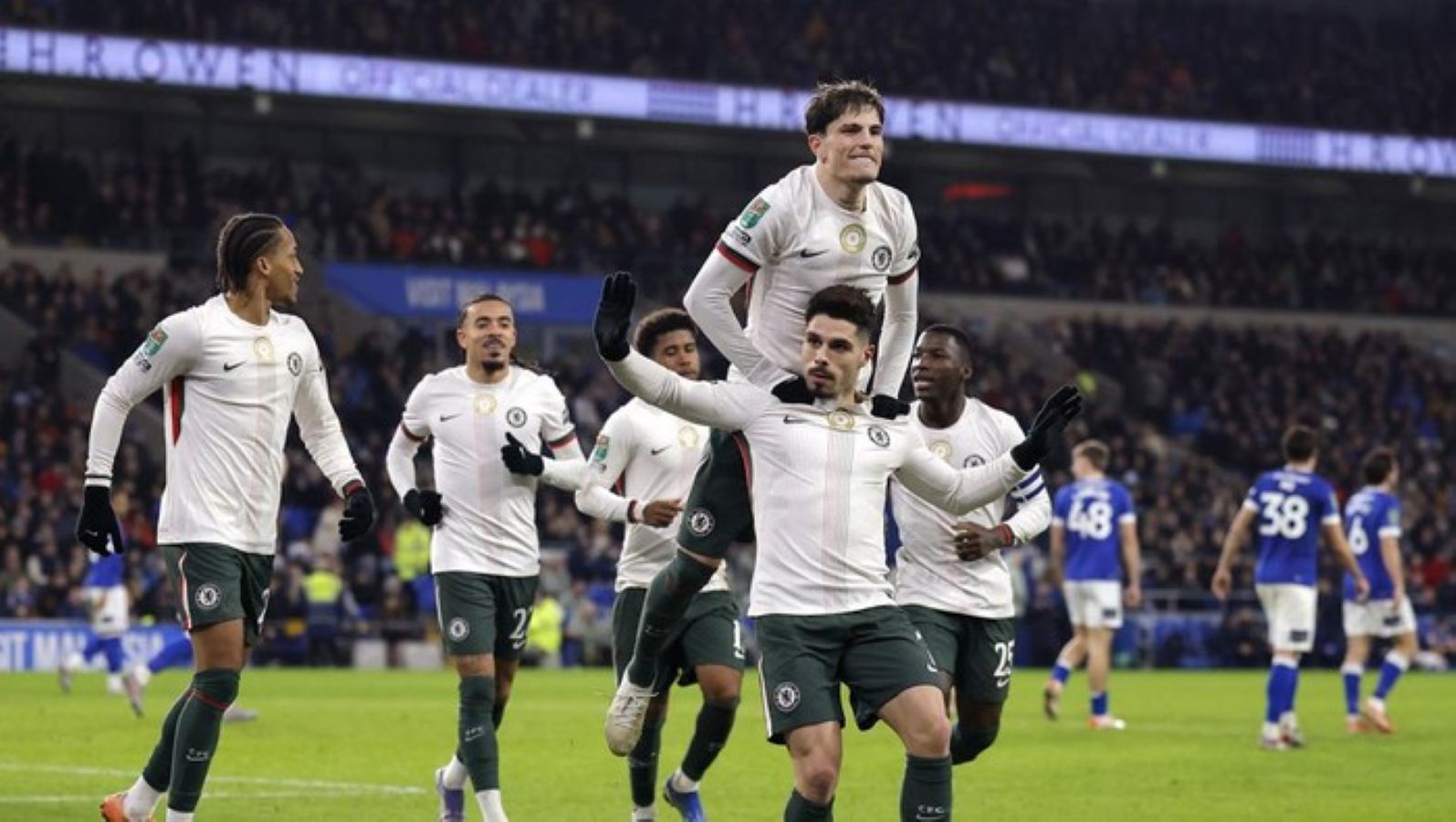 Alejandro Garnacho merayakan golnya untuk Chelsea saat melawan Cardiff City di perempatfinal Carabao Cup 2025/2026, Rabu (17/12/2025).