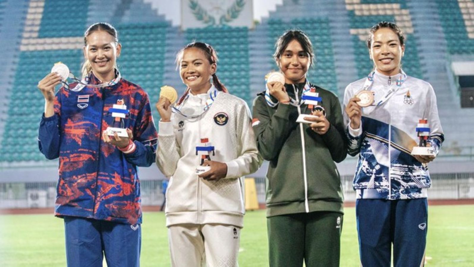 Atlet-atlet Indonesia merayakan keberhasilan cabang atletik yang menyumbang 9 medali emas pada SEA Games 2025 Thailand.