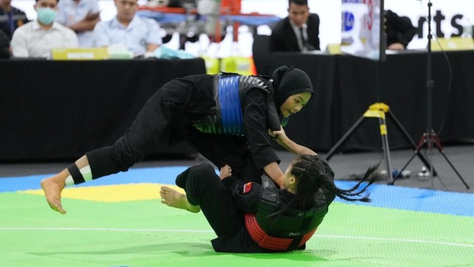 Atlet pencak silat Indonesia merayakan kemenangan usai memastikan empat medali emas pada SEA Games 2025 Thailand.