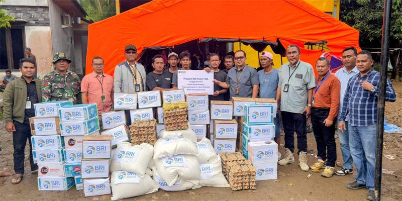 Pimcab BRI Padangsidimpuan, Teuku Zulham di dampingi SPO Imam Mahadi, MBM Mahyudaniel Lubis dan sejumlah karyawan salurkan bantuan BRI Peduli.