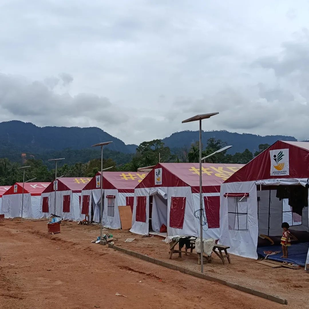Barak pengungsi yang dibangun Kemensos di Tukka, Tapanuli Tengah, Sumatera Utara.