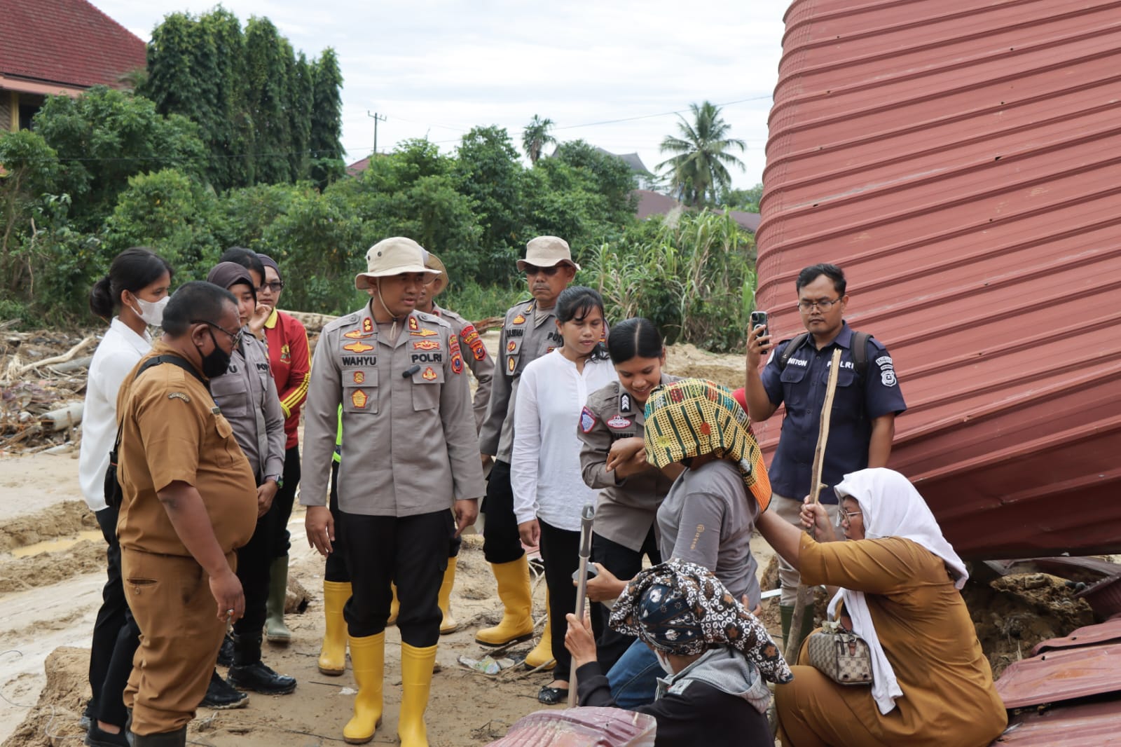 Brigadir Polisi Mei Indah Naibaho, Polwan Polres Tapanuli Tengah, menerima bantuan dari Kapolri usai menunjukkan aksi kemanusiaan saat bencana longsor di Pandan Permai.