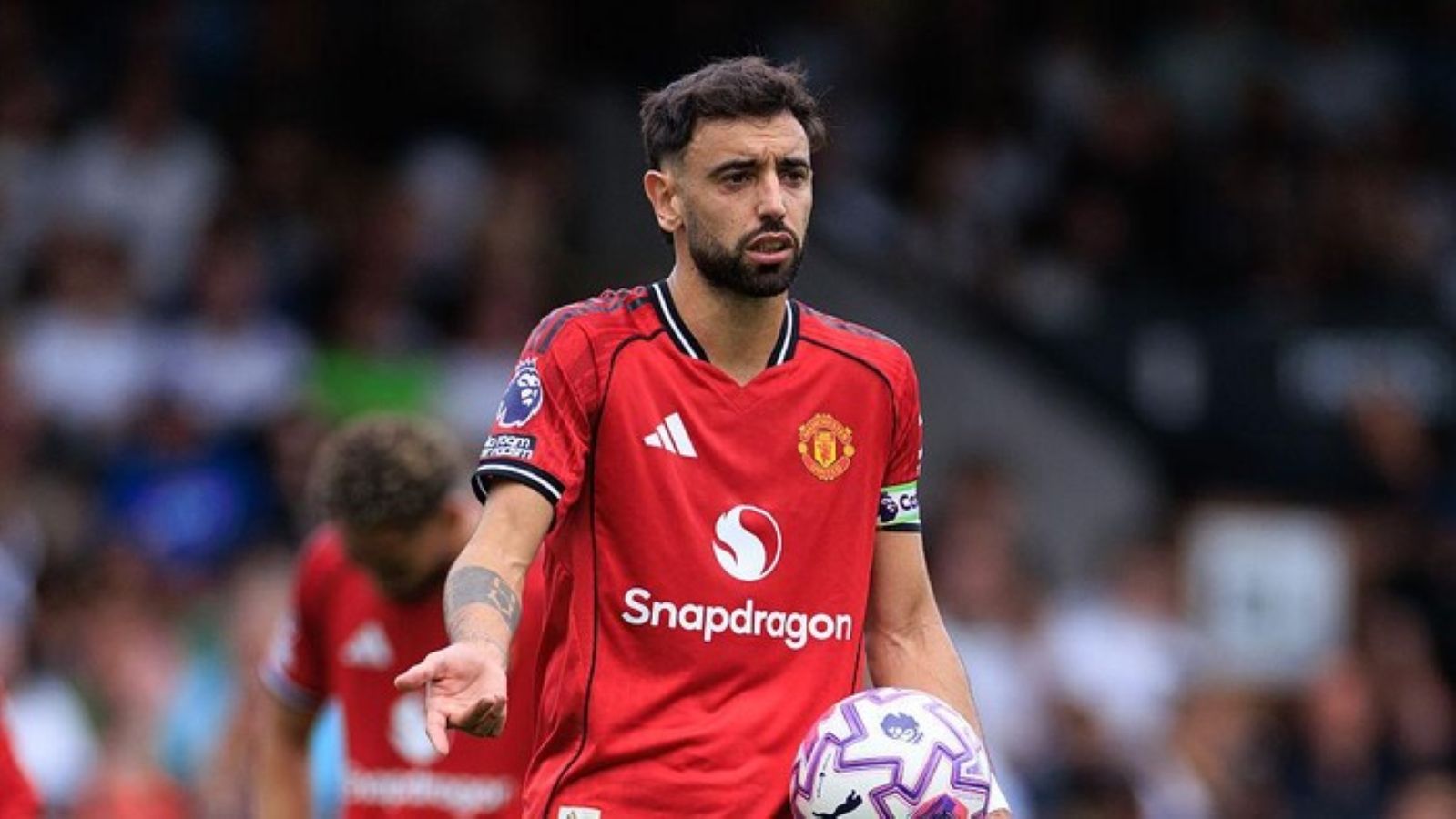 Bruno Fernandes saat memimpin serangan Manchester United, menegaskan tetap bertahan di Old Trafford meski diminati Al Hilal sejak 2023.