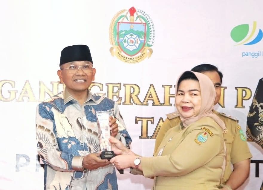 Bupati Simalungun Anton Achmad Saragih menerima Paritrana Award 2025 Tingkat Provinsi Sumatera Utara di Medan.