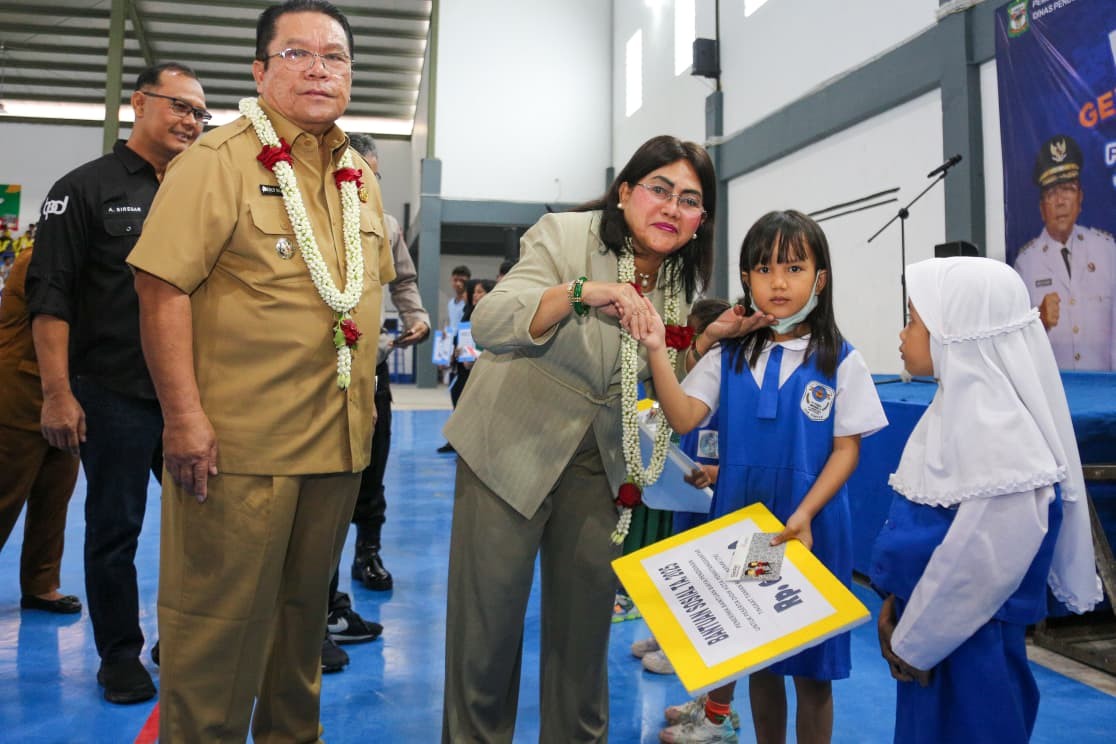 Wali Kota Wesly Silalahi dan Ketua TP PKK Liswati menyerahkan bantuan dana pendidikan secara simbolis kepada siswa Pematangsiantar.
