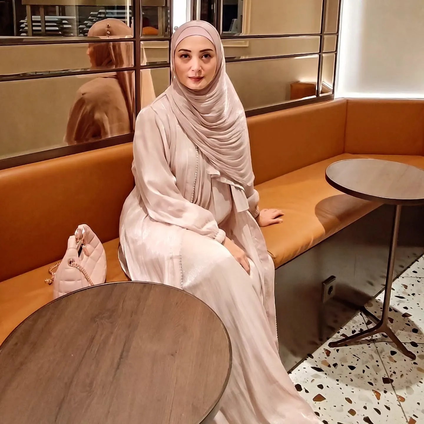Arman Wosi dan Della Puspita saat menghadiri acara publik. Meski sempat digugat cerai, keduanya kini kembali bersama dan memperbaiki rumah tangga.