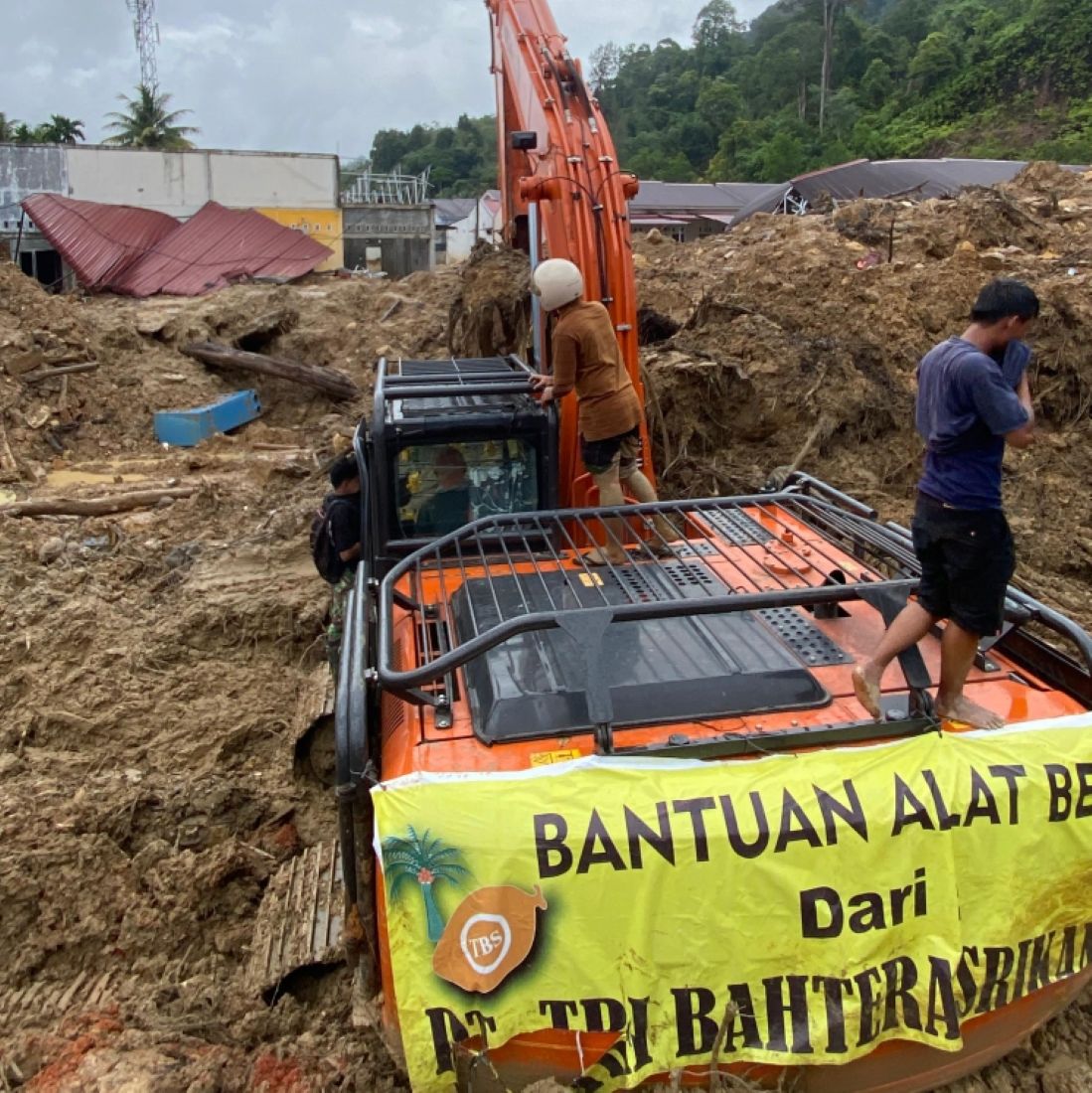Excavator milik PT Tri Bahtera Srikandi melakukan penggalian material longsor untuk mengevakuasi korban di Perumahan Pandan Permai, Tapteng, Selasa (16/12/2025).