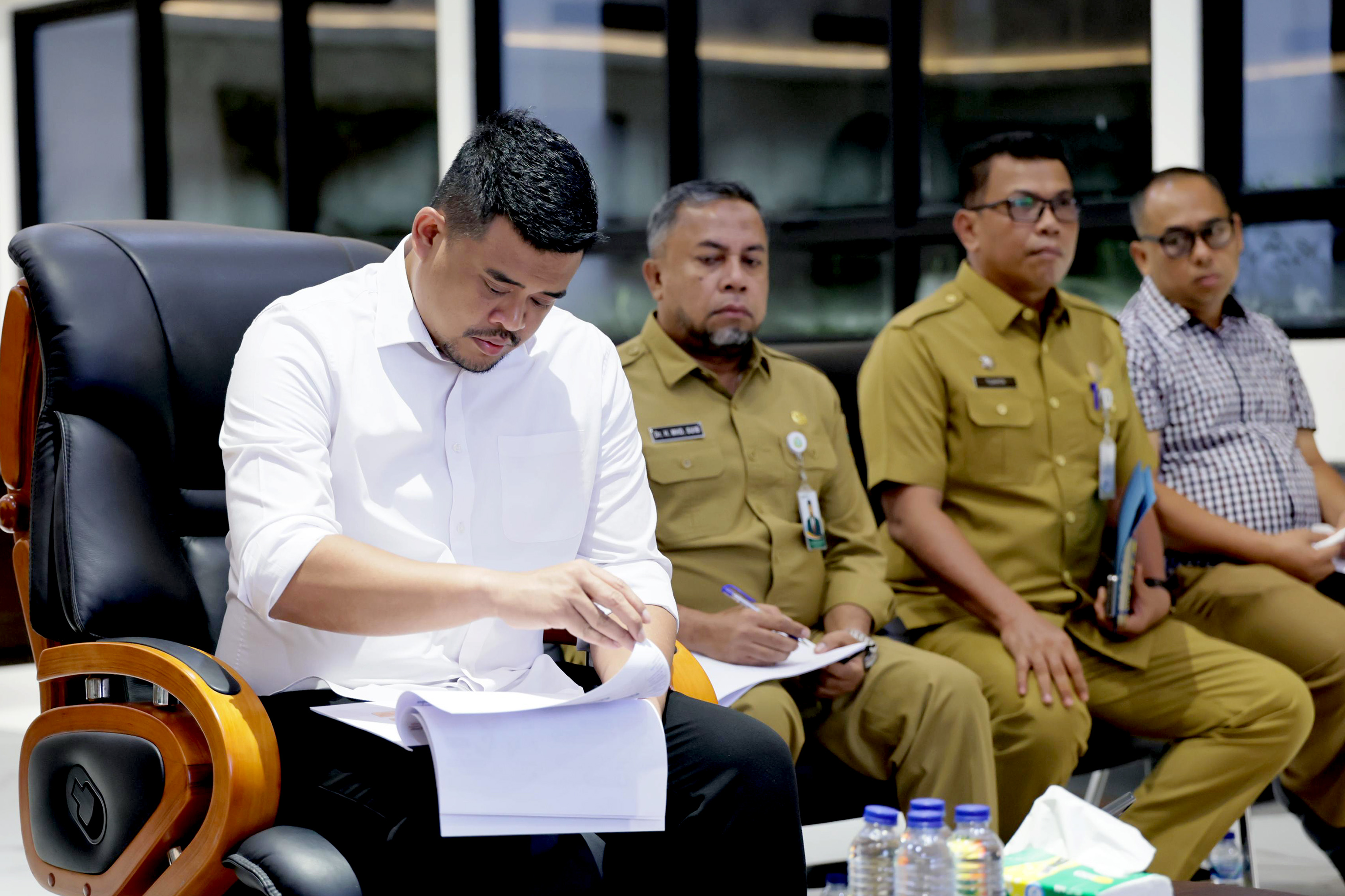 Gubernur Sumatera Utara Bobby Nasution mengikuti rapat percepatan pembangunan huntap bagi korban bencana bersama Menteri PKP dan Yayasan Buddha Tzu Chi secara daring, Selasa malam (16/12/2025).