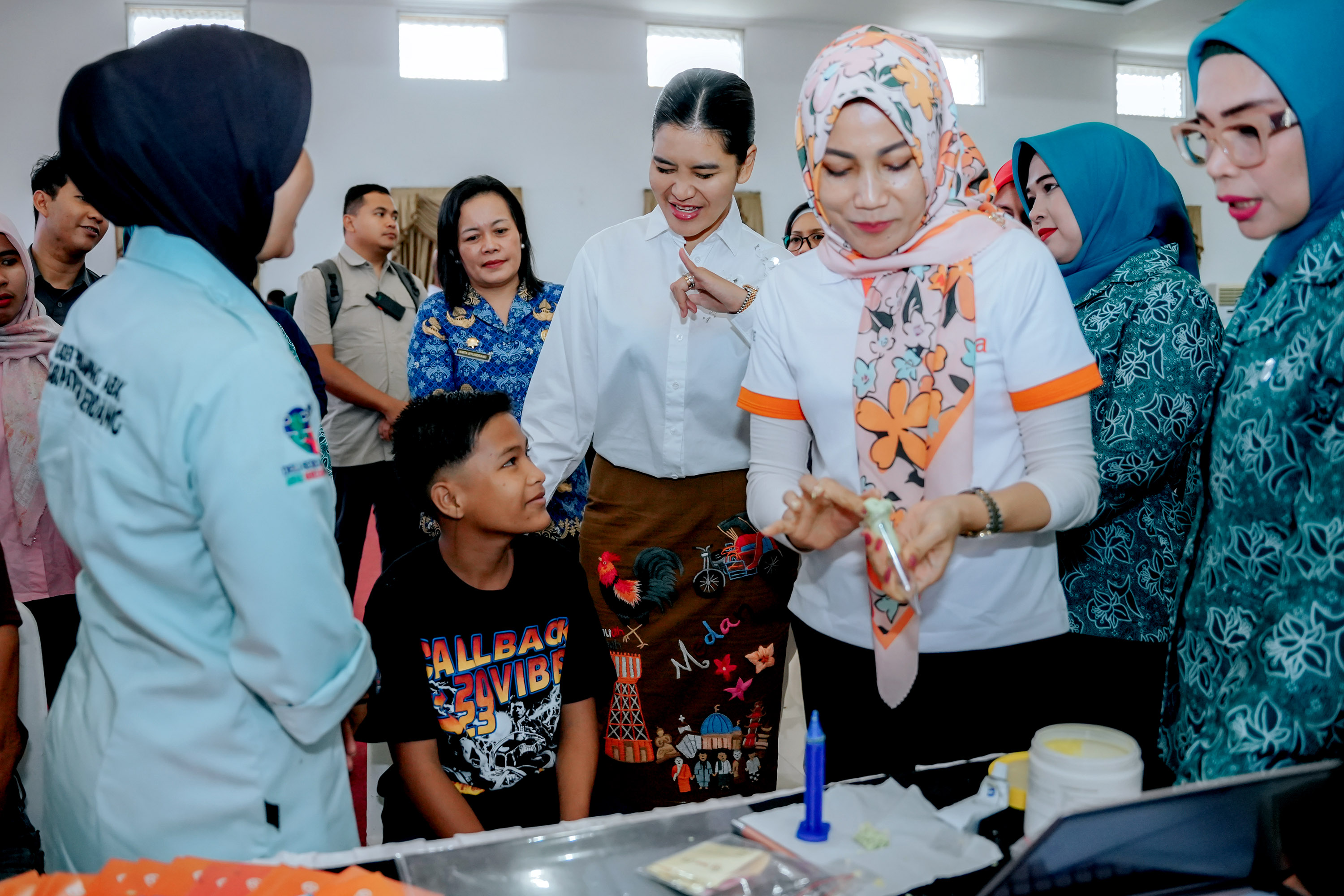 Ketua TP PKK Sumut, Kahiyang Ayu, menyerahkan alat bantu dengar (hearing aid) kepada penyandang disabilitas di Aula Kantor Bupati Deliserdang, Rabu (17/12/2025).