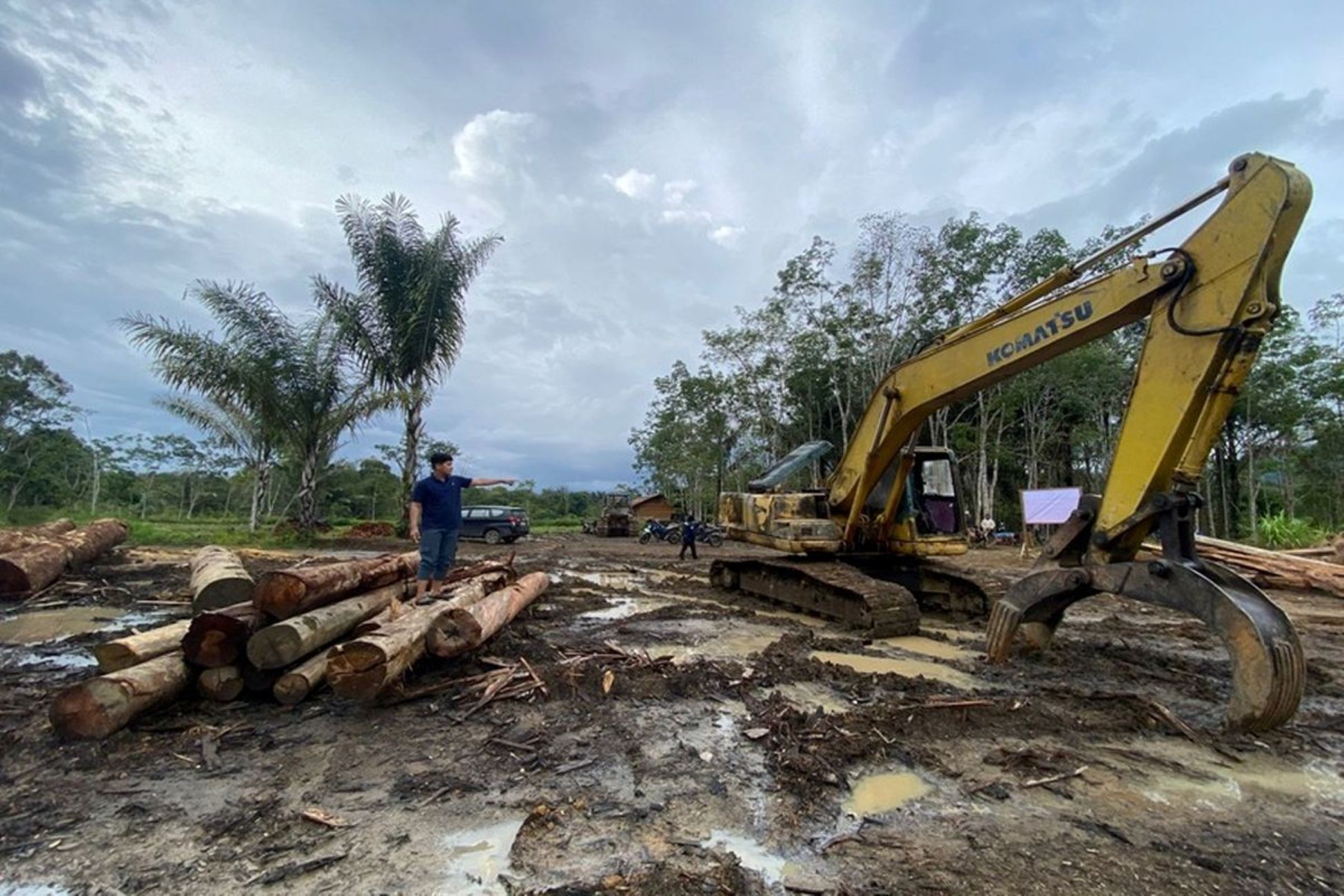 Petugas gabungan mengevakuasi kayu gelondongan yang terbawa arus banjir di wilayah Tapanuli, Sumatera Utara, sebagai bagian dari penyelidikan dugaan pembalakan liar.