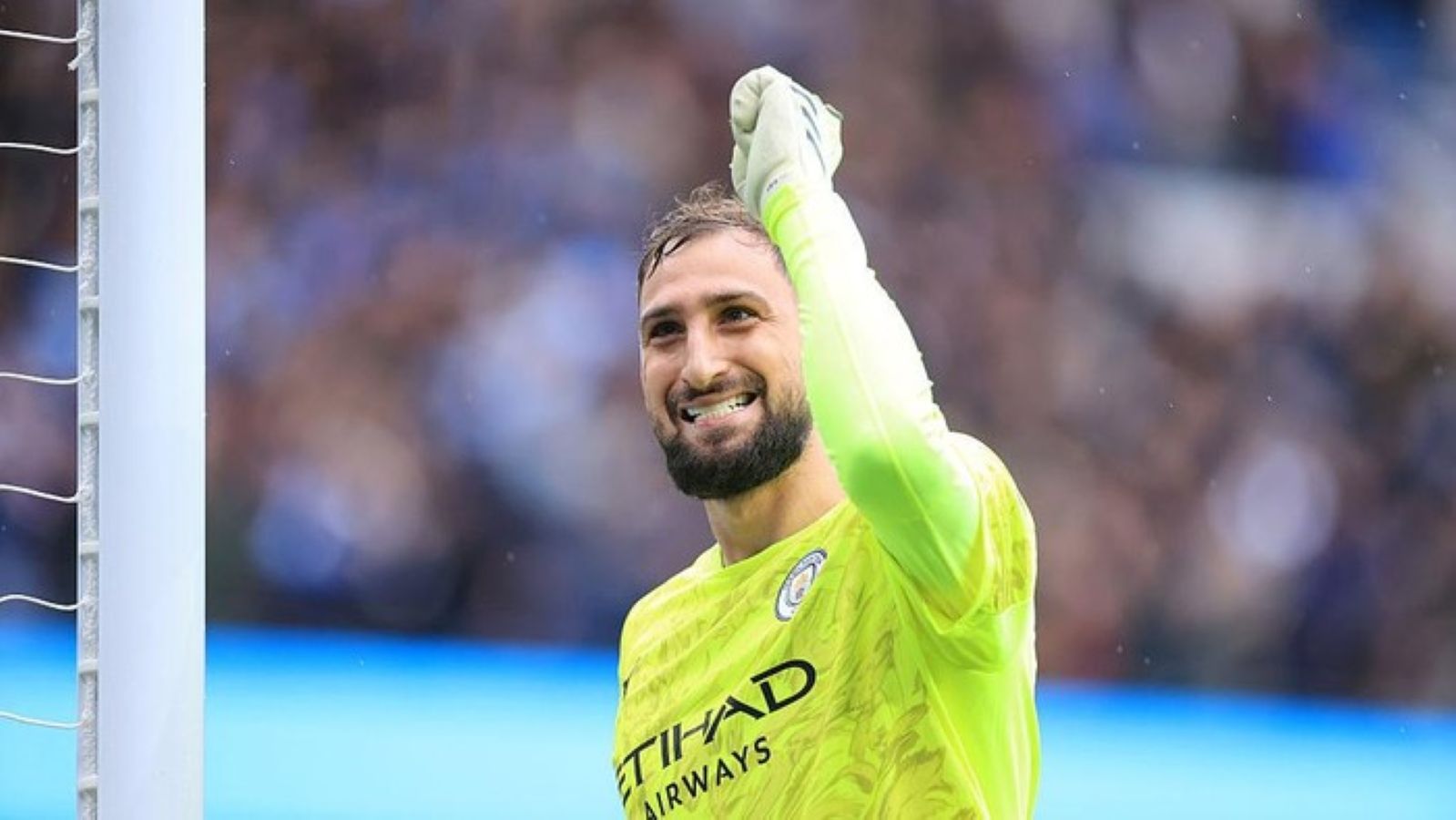 Gianluigi Donnarumma menerima penghargaan kiper pria terbaik FIFA 2025 di Gala FIFA Best Awards 2025, Doha, Qatar, Selasa (16/12/2025).