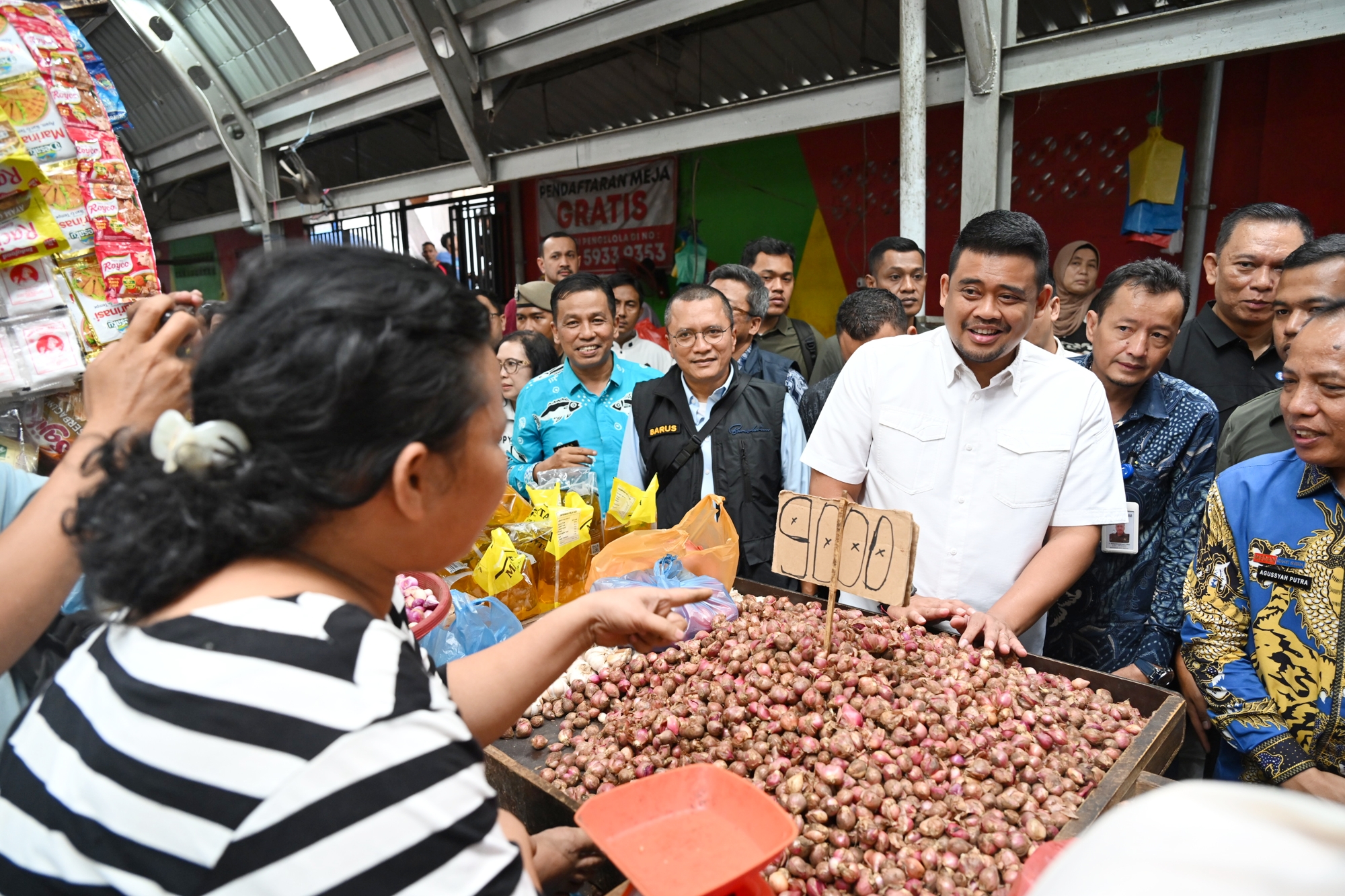 Gubernur Bobby Nasution bersama Kepala BI Sumut Rudy B. Hutabarat dan jajaran OPD meninjau Pasar Sukaramai Medan untuk memastikan ketersediaan pasokan bahan pangan menjelang Natal dan Tahun Baru 2025.