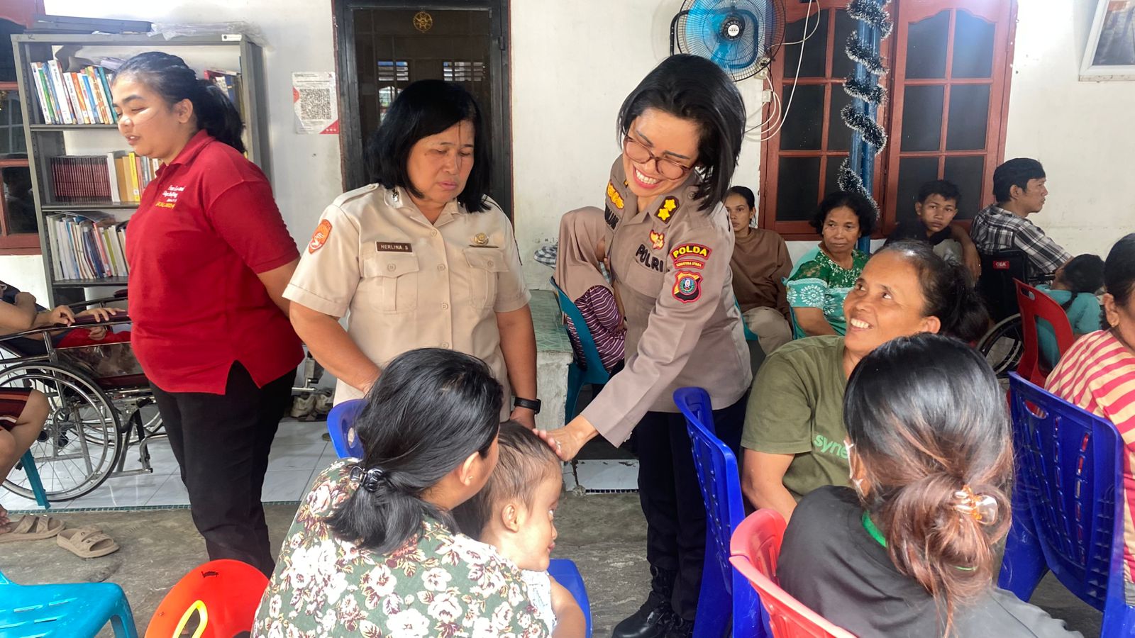 Jajaran Polda Sumut menyerahkan bantuan sosial kepada penghuni Rumah Kesembuhan Sahabat Lazarus Medan dalam rangka peringatan Natal 2025, Selasa (16/12/2025).