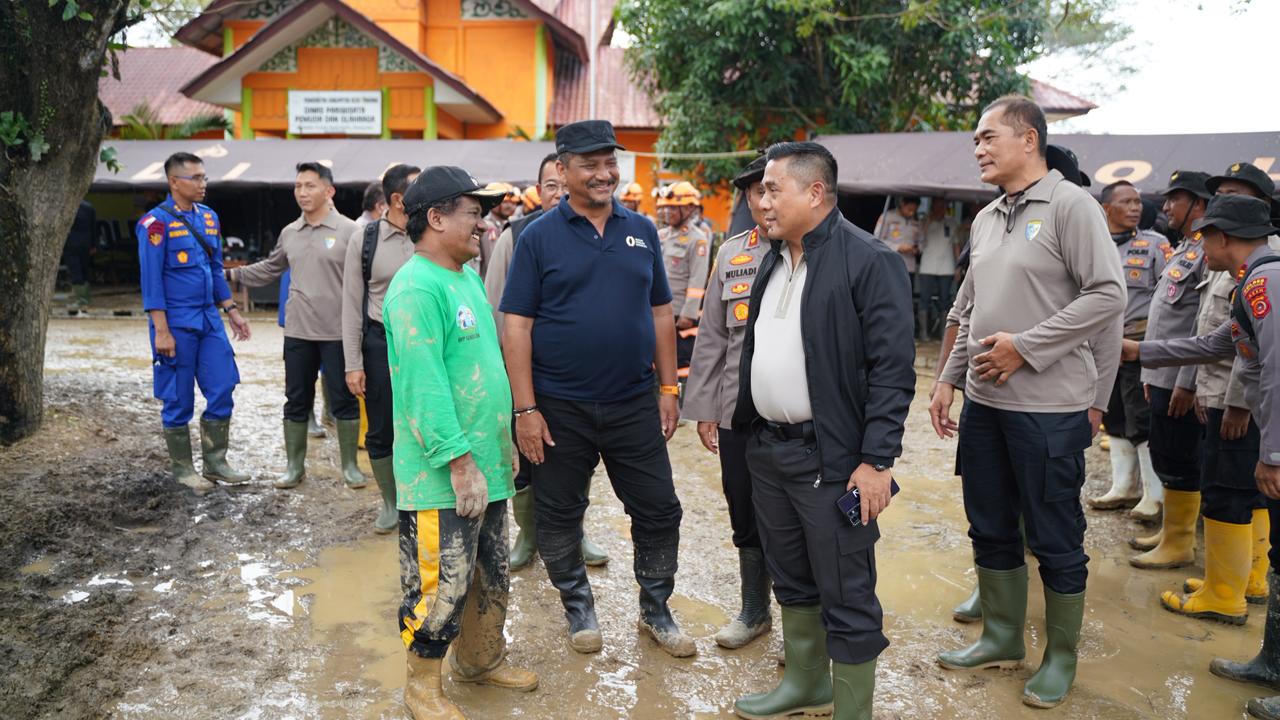 Kabaharkam Polri Komjen Pol Karyoto saat meninjau Posko Bencana di Kabupaten Aceh Tamiang, Selasa (16/12/2025), guna memastikan kesiapan logistik dan personel penanganan bencana.