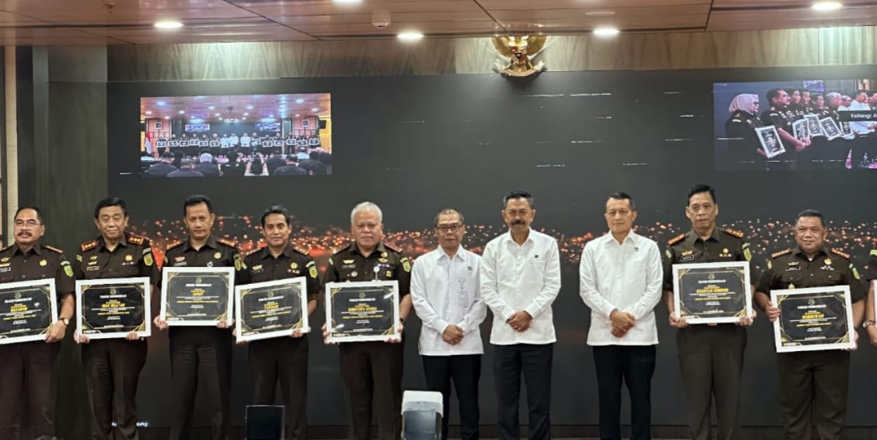 Kajati Sumut Dr Harli Siregar menerima penghargaan peringkat III Kompetisi Satker berAKHLAK 2025 yang diserahkan Jaksa Agung Muda Pengawasan di Jakarta, Rabu (17/12/2025).