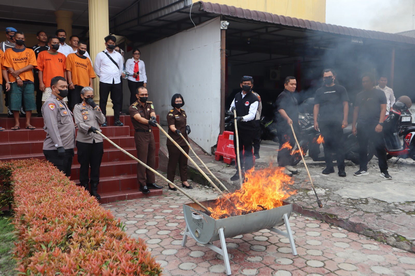 Kapolres Pematangsiantar AKBP Sah Udur Togi Marito Sitinjak memimpin pemusnahan 1,9 kg ganja di depan Satuan Reserse Narkoba.