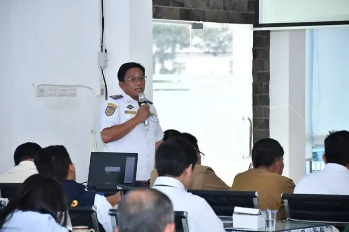 Kepala Dinas Perhubungan Kabupaten Samosir, Laspayer Sipayung, saat memaparkan kesiapan transportasi danau menjelang Natal 2025 dan Tahun Baru 2026.