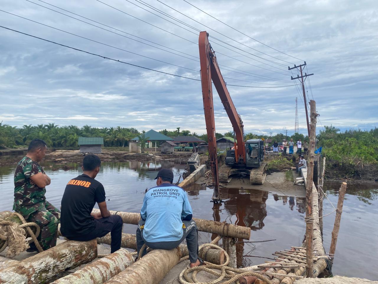 Kondisi jembatan darurat di Aceh Singkil sebelum dikerjakan oleh personel gabungan TNI, Polri, Dishub, dan warga.
