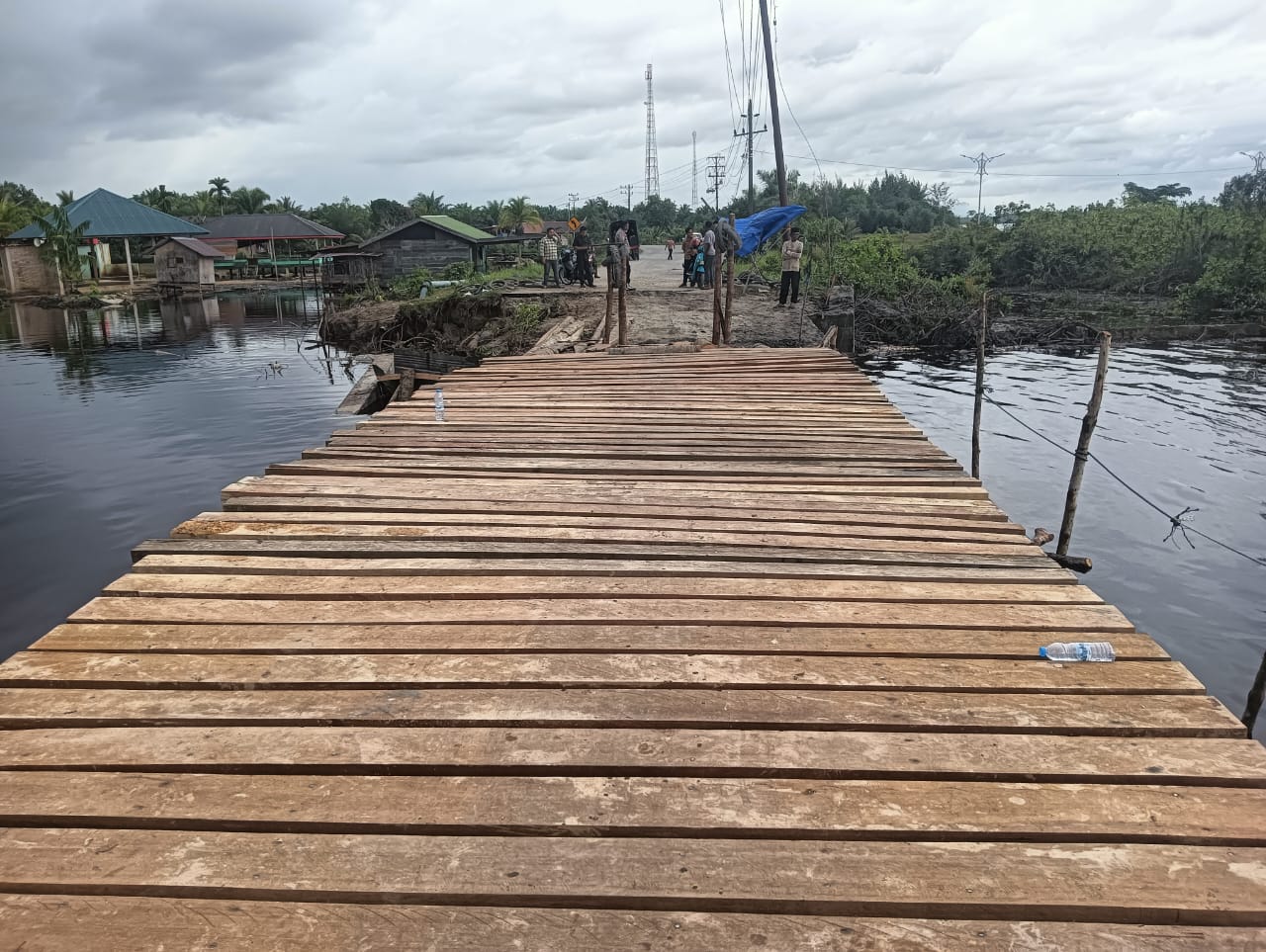 Kondisi jembatan darurat di Aceh Singkil sesudah dikerjakan oleh personel gabungan TNI, Polri, Dishub, dan warga.