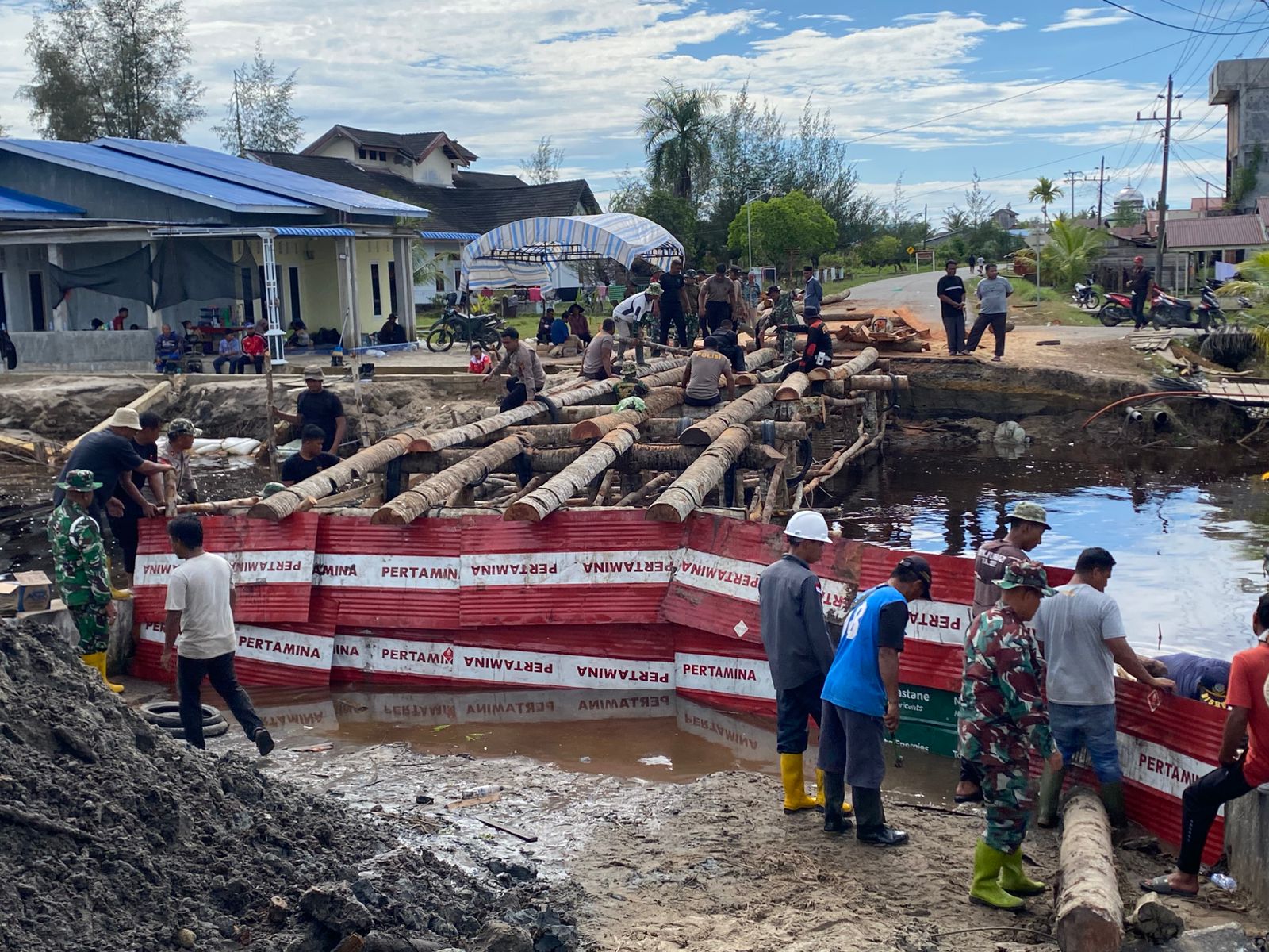 Kondisi jembatan darurat yang dibangun oleh personel gabungan TNI, Polri, Dishub, dan warga di Desa Gosong Telaga Barat, Aceh Singkil.