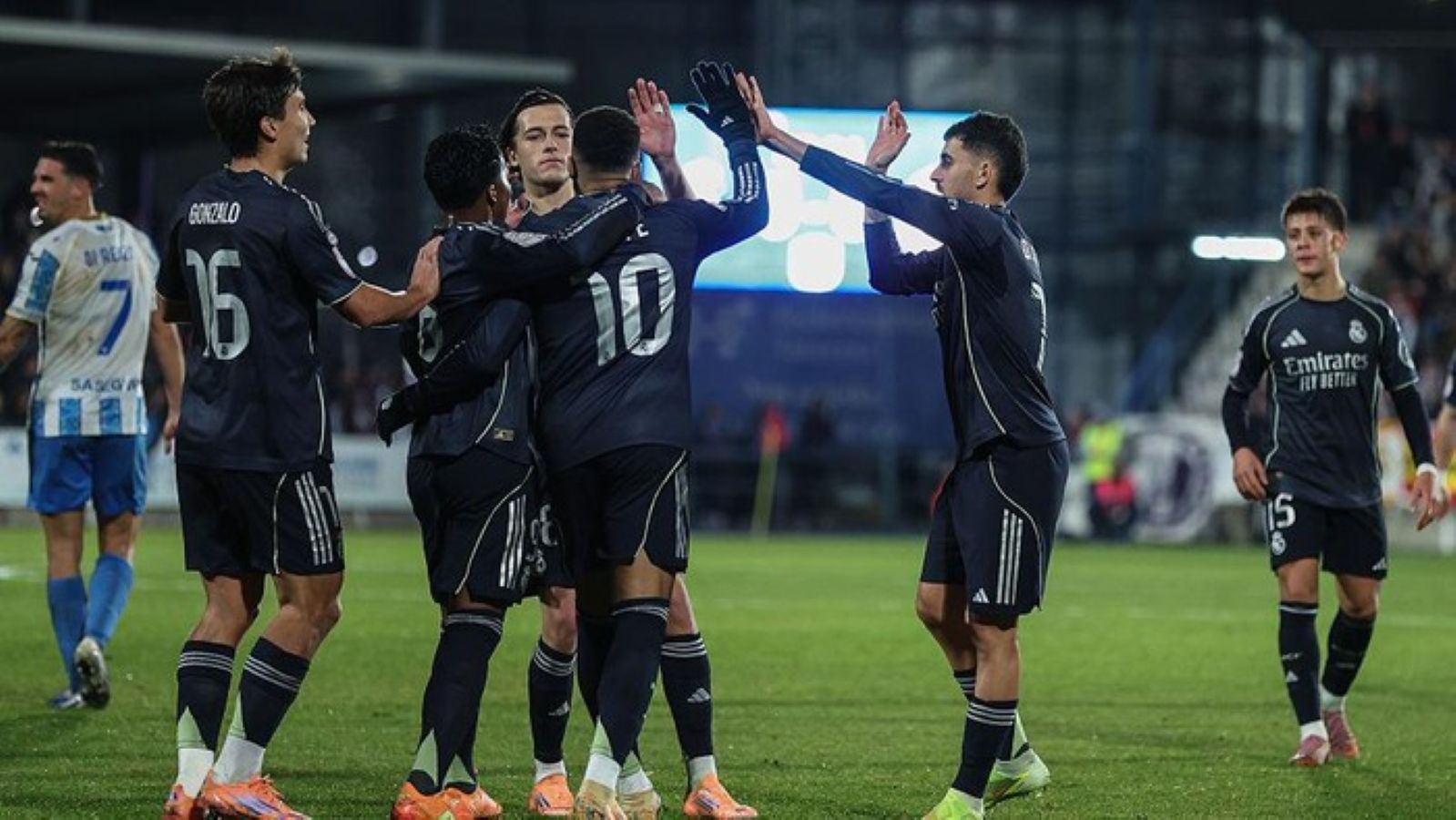 Kylian Mbappe merayakan golnya saat membawa Real Madrid menang 3-2 atas Talavera de la Reina di babak 32 besar Copa del Rey.