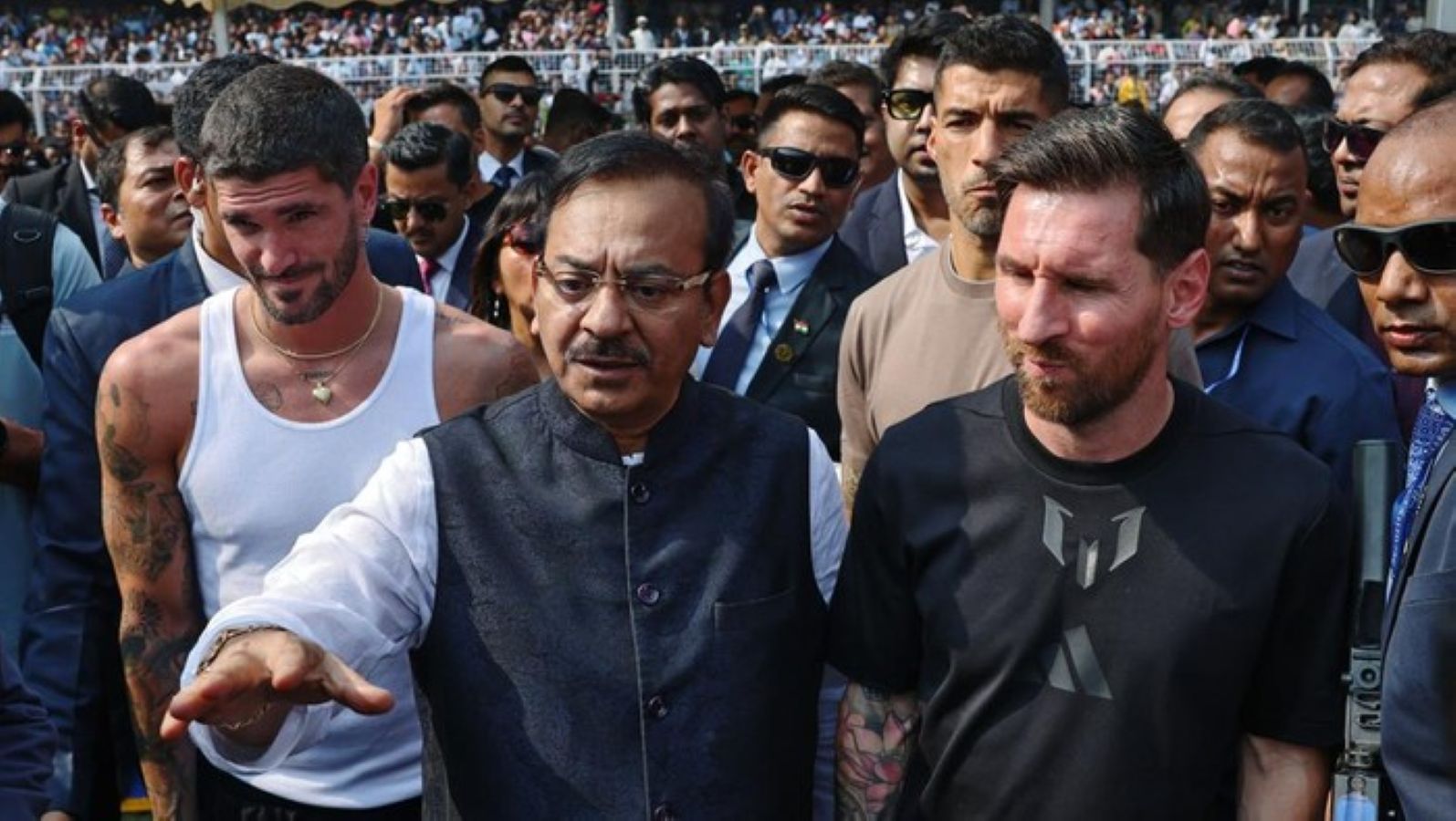 Lionel Messi berada di lapangan Salt Lake Stadium, Kolkata, saat acara jumpa penggemar yang berakhir ricuh akibat kekecewaan penonton.