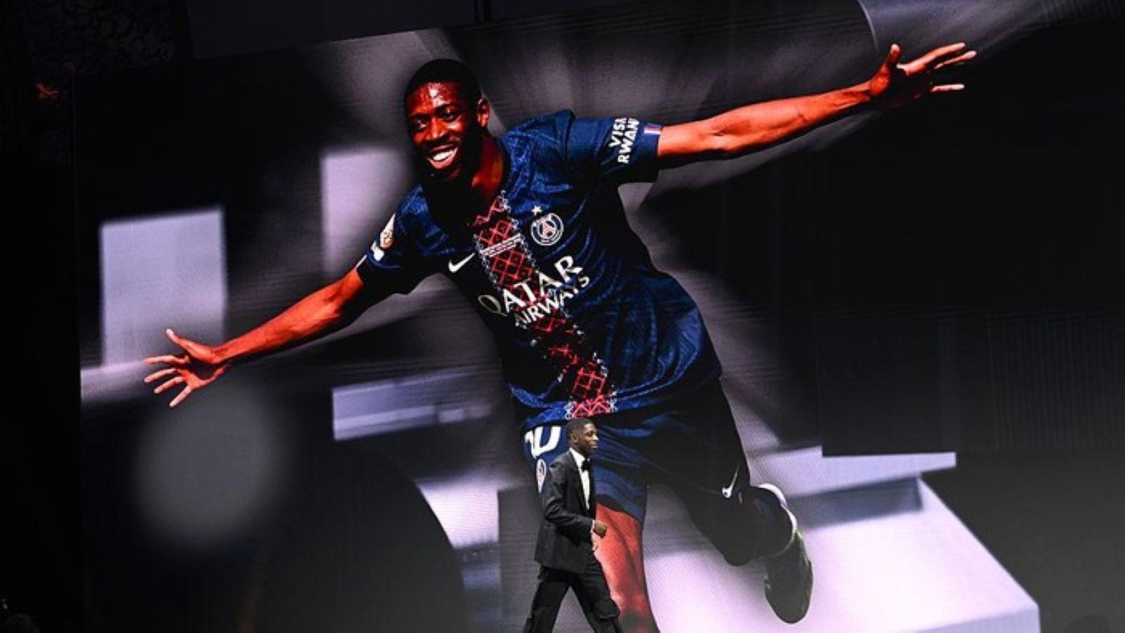 Ousmane Dembele menerima penghargaan Pemain Terbaik FIFA 2025 di Gala FIFA Awards, Doha, Qatar, Rabu (17/12/2025).