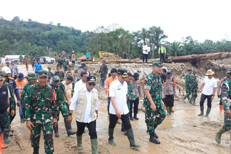 Bupati Tapsel H. Gus Irawan Pasaribu bersama Bupati Tapteng Masinton Pasaribu dampingi Pangdam I/BB, Mayjen TNI Hendy Antariksa tinjau jembatan Bailey yang menghubungkan kedua Kabupaten di Desa Garoga