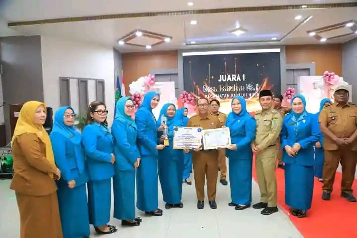 Kepala Desa Perkebunan Labuhan Haji Supri bersama Wakil Bupati Labuhanbatu Utara dan jajaran TP PKK Labuhanbatu Utara usai penyerahan penghargaan Juara I Desa Terbaik.