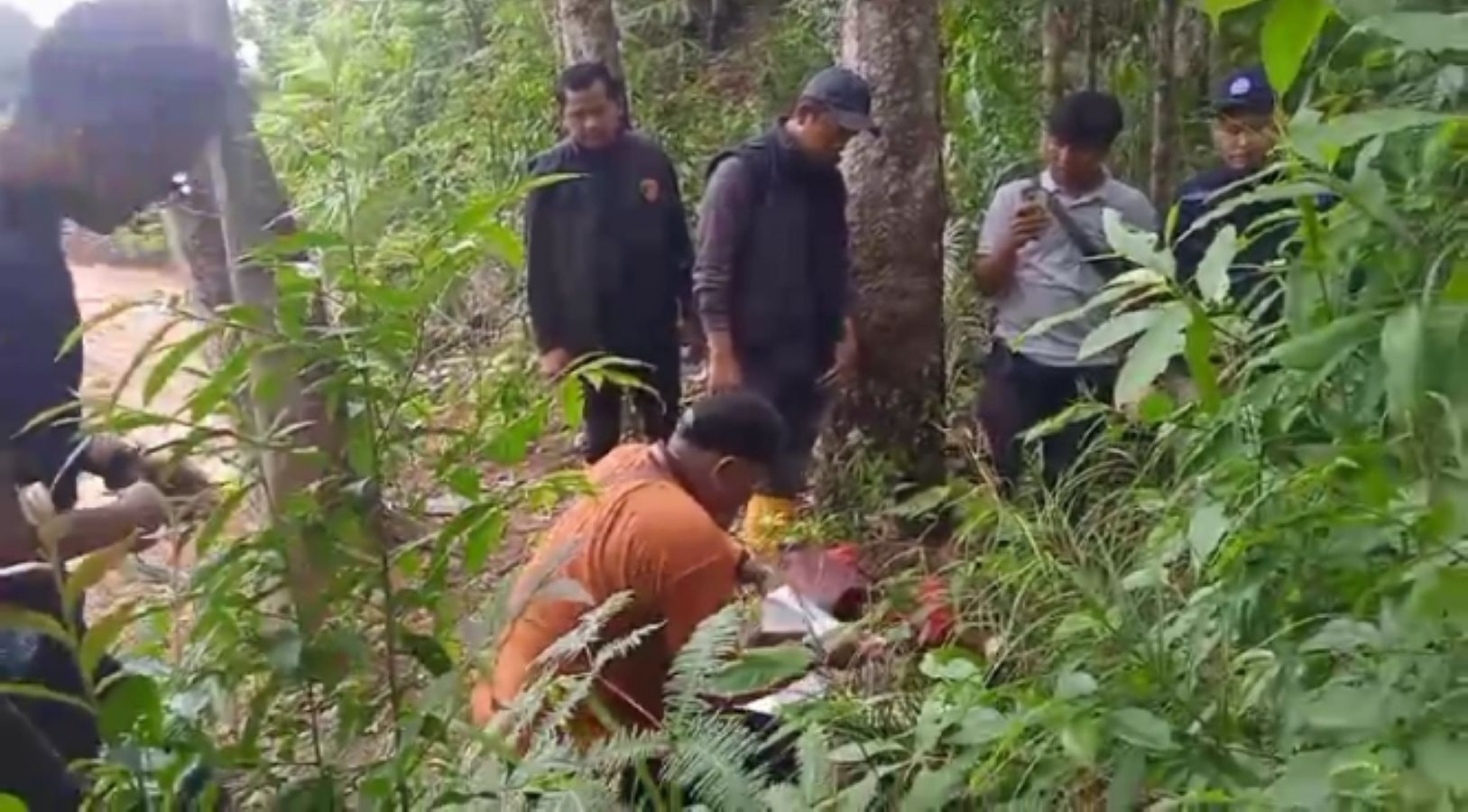 Personel Dittipidter Bareskrim Polri melakukan penyelidikan dan pengambilan sampel di sekitar kawasan perkebunan PT TBS, Desa Anggoli, Tapanuli Tengah, Selasa (16/12/2025).