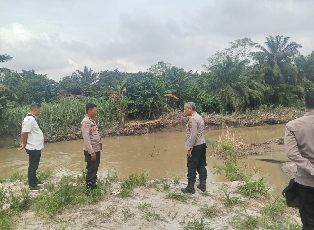 Personel Polsek Lubuk Pakam saat melakukan pengecekan lokasi abrasi dan longsor benteng Daerah Aliran Sungai (DAS) di wilayah Kabupaten Deli Serdang.
