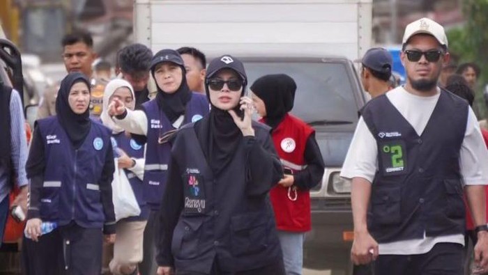 Artis Ratna Galih saat menyalurkan bantuan kemanusiaan kepada korban bencana alam di Sumatera sebagai bagian dari aksi relawan sosial.