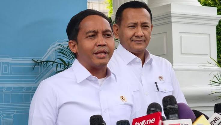 Menteri Kehutanan Raja Juli Antoni memberikan keterangan pers terkait perintah Presiden Prabowo Subianto untuk mengaudit PT Toba Pulp Lestari di Istana Negara.