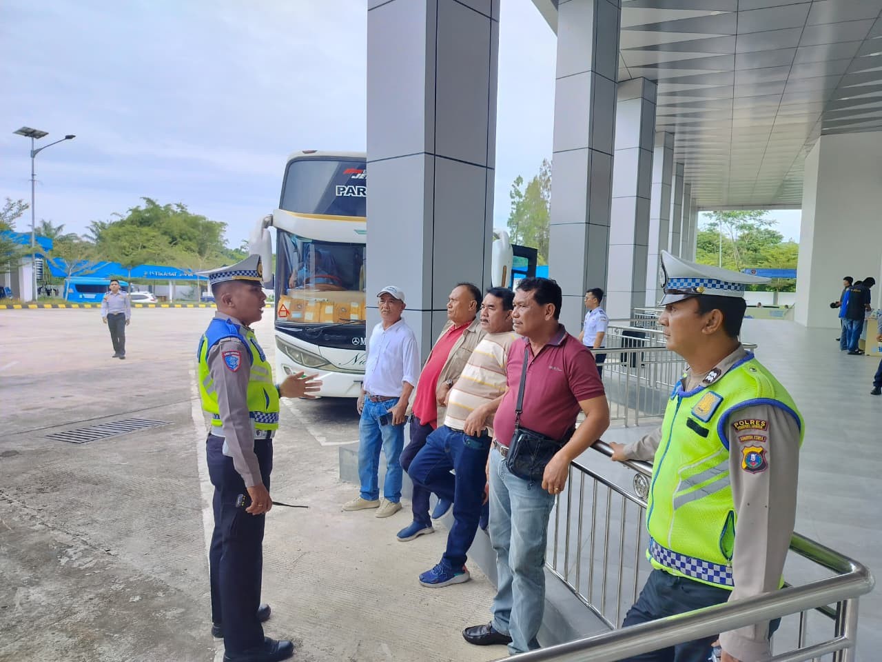 Sat Lantas Polres Pematangsiantar sosialisasi kepada pengusaha dan sopir angkutan umum di Terminal Tanjung Pinggir, Selasa (16/12/2025).