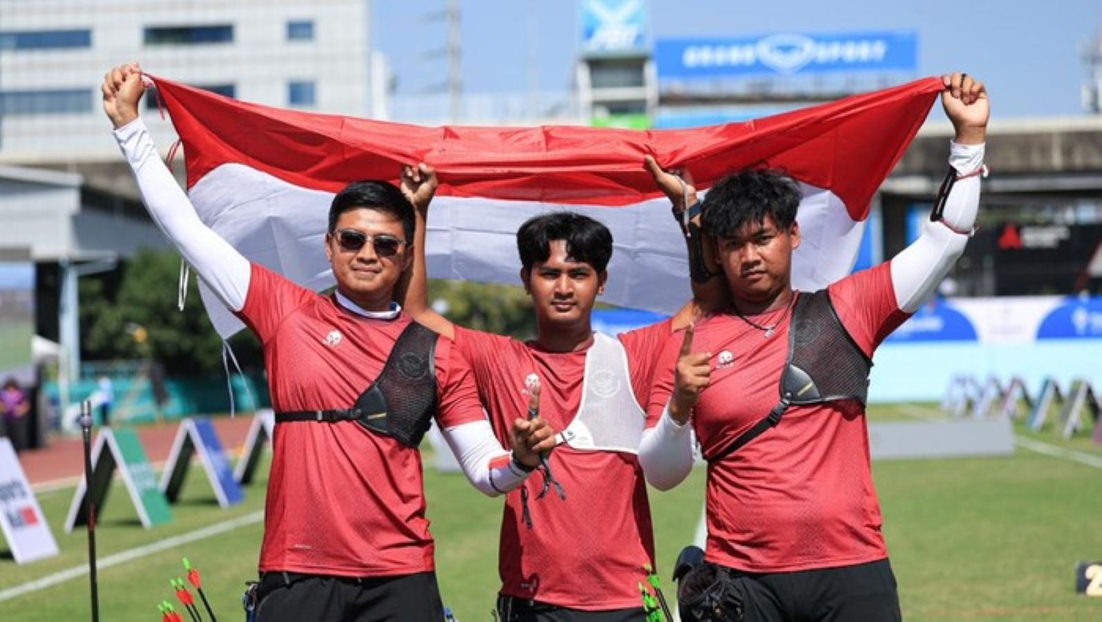 Safira Dwi Meilani dan tim beregu putra panahan Indonesia merayakan kemenangan medali emas mereka di SEA Games 2025, Bangkok.