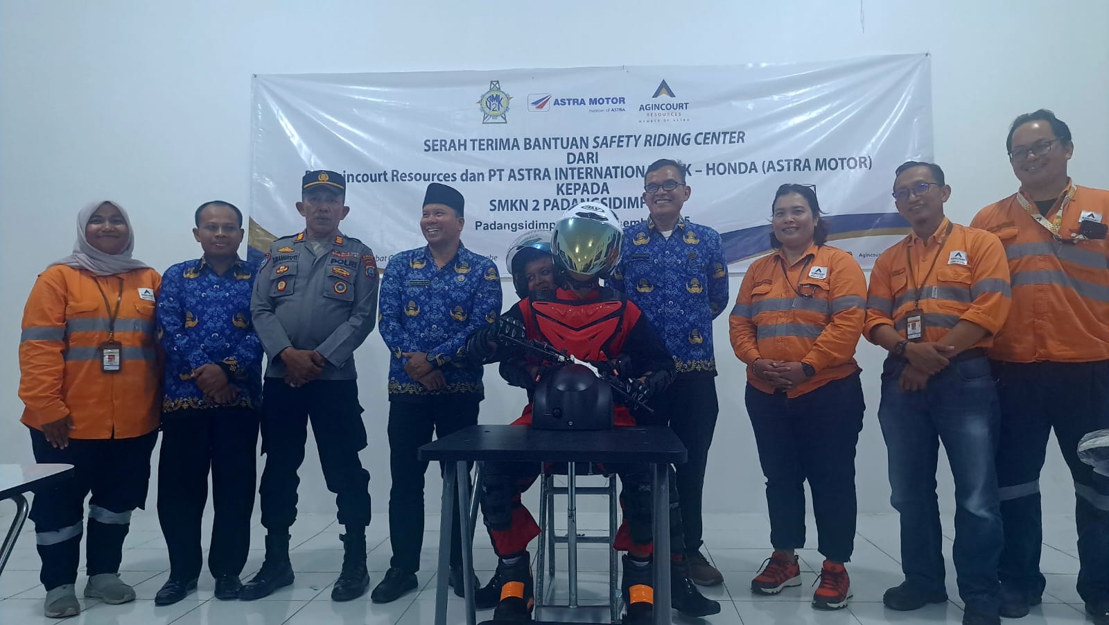Serah terima bantuan Safety Riding Center PTAR dan Astra di SMKN 2 Padangsidimpuan, diikuti pengecekan laboratorium dan simulator sepeda motor, Rabu (17/12/2025).