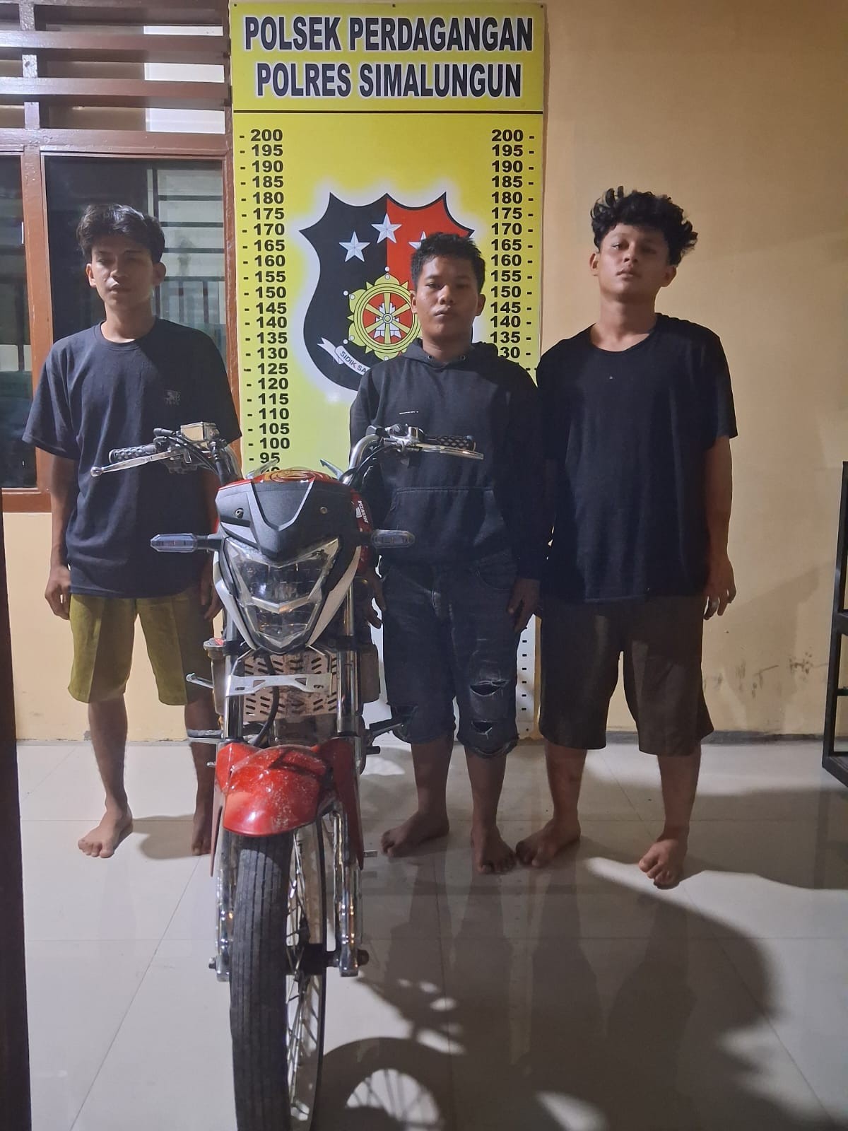 Tiga dari lima remaja pelaku begal sepeda motor diamankan Polsek Perdagangan bersama barang bukti.
