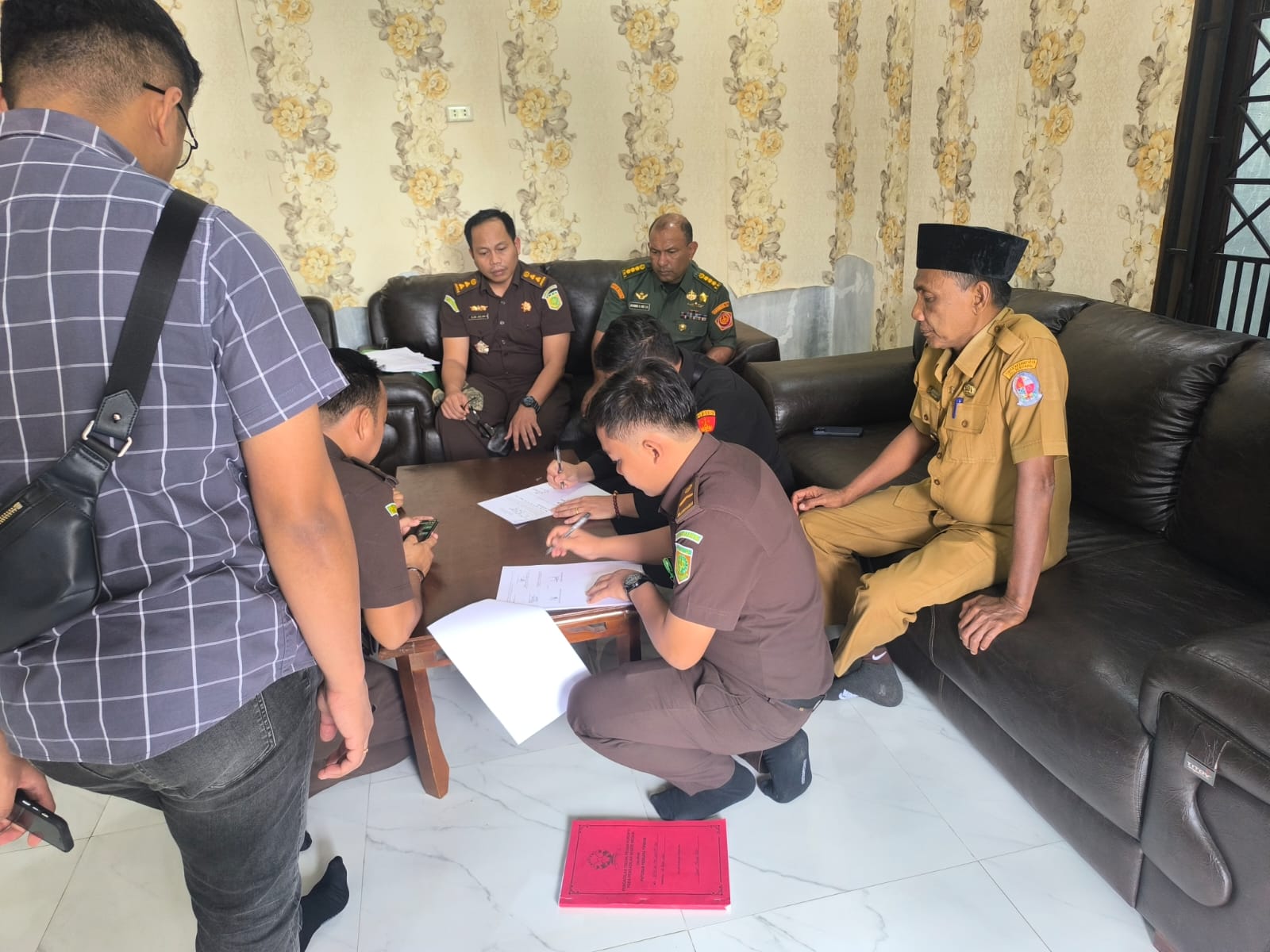 Tim Sita Koneksitas Bidang Pidana Militer Kejati Sumut saat melakukan eksekusi penyitaan dua bidang tanah milik terpidana korupsi di Kabupaten Deli Serdang, Selasa (16/12/2025).