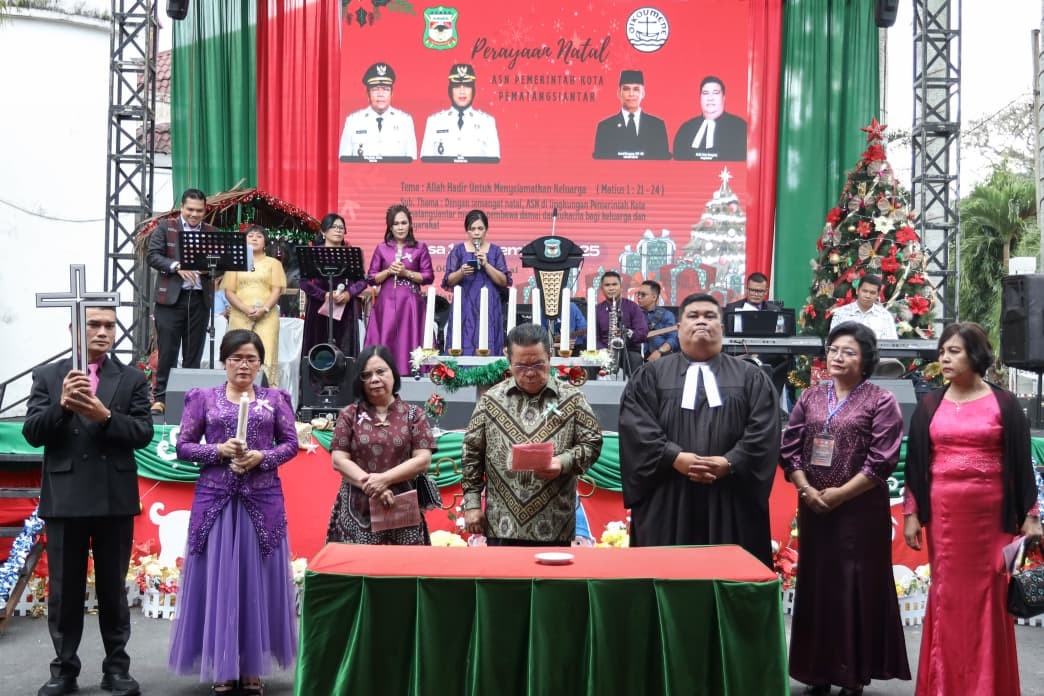 Wali Kota Pematangsiantar Wesly Silalahi membacakan liturgi Natal bersama ASN di Balai Kota, Selasa (16/12/2025).