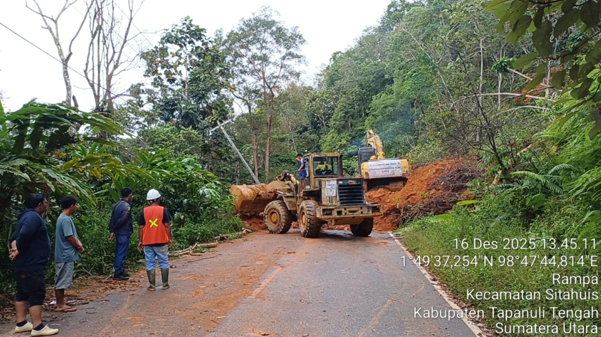Alat berat membuka material longsor di jalan Poriaha&ndash;Rampah, Kabupaten Tapanuli Tengah, hingga akses kembali dapat dilalui kendaraan.