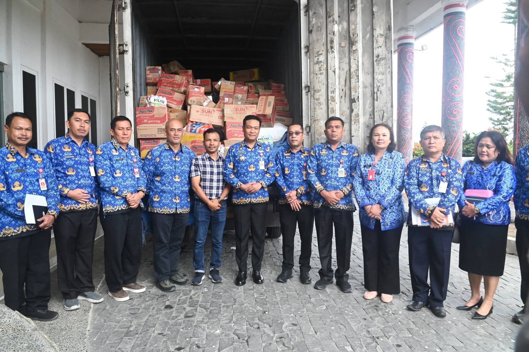 Bupati Humbang Hasundutan Oloan Paniaran Nababan menerima bantuan pangan dari Kementerian Pertanian dan Badan Pangan Nasional di Kantor Bupati Humbahas.