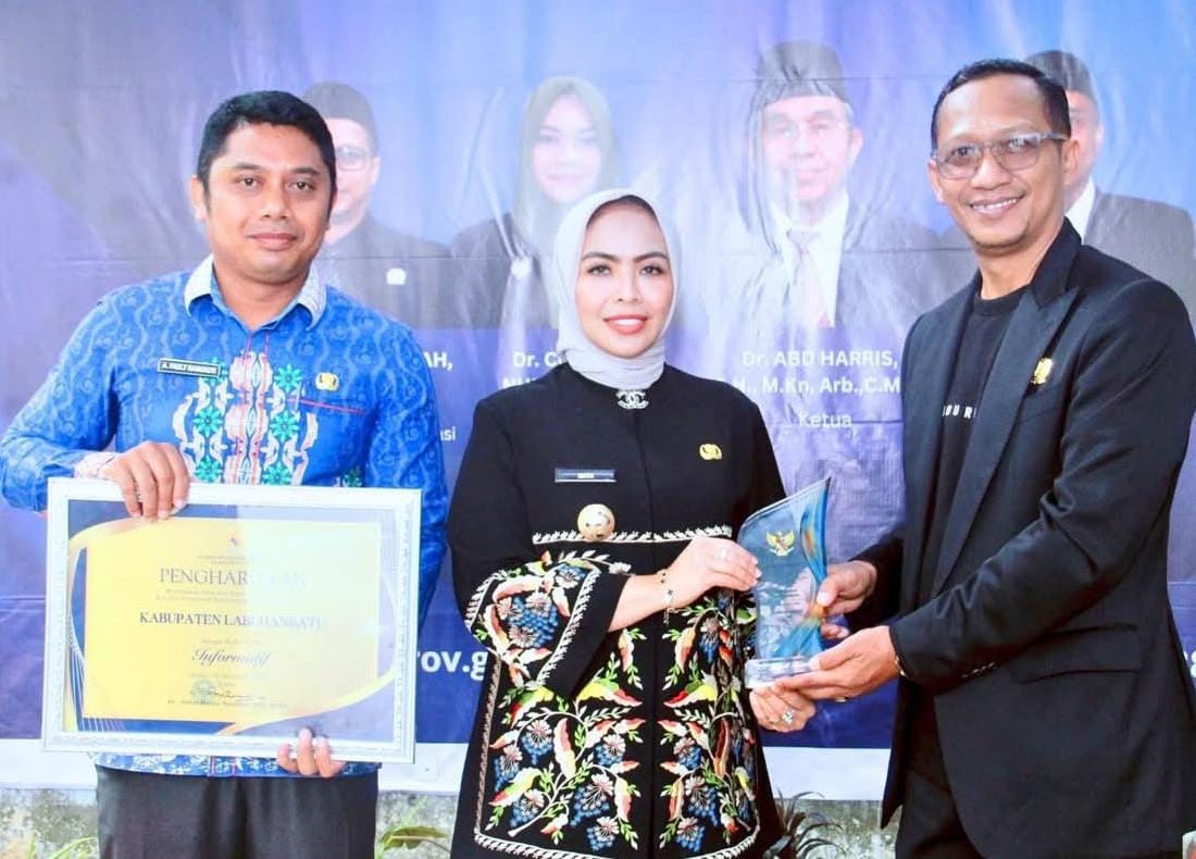 Bupati Labuhanbatu dr. Hj. Maya Hasmita (tengah) menerima penghargaan KIP Award 2025 dari Komisi Informasi Provinsi Sumatera Utara.