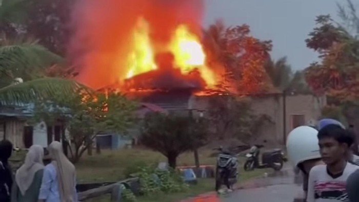 Kondisi rumah terduga bandar narkoba di Desa Tabuyung, Mandailing Natal, yang dibakar warga akibat keresahan masyarakat.