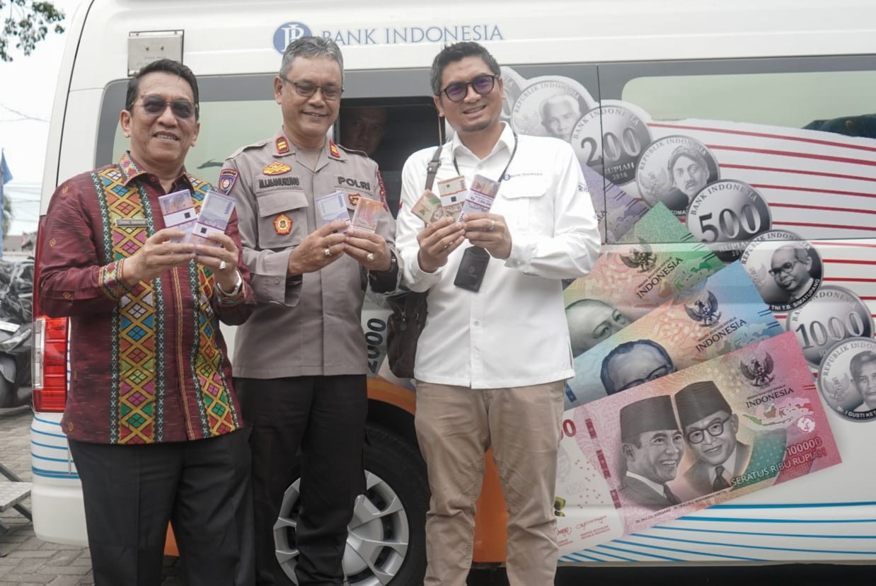 Masyarakat memanfaatkan layanan penukaran uang pada kegiatan SERUNAI 2025 yang digelar Bank Indonesia Perwakilan Pematangsiantar.