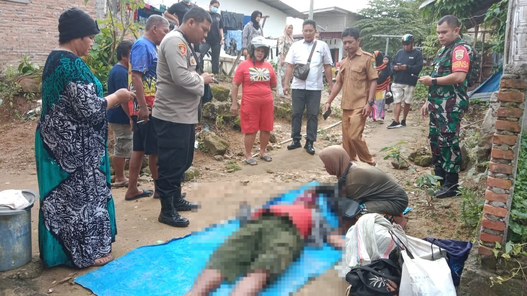 Petugas kepolisian mengevakuasi korban yang terpeleset dan jatuh ke Sungai Bah Bolon di Jalan Diponegoro Gang Kopral, Siantar Barat.