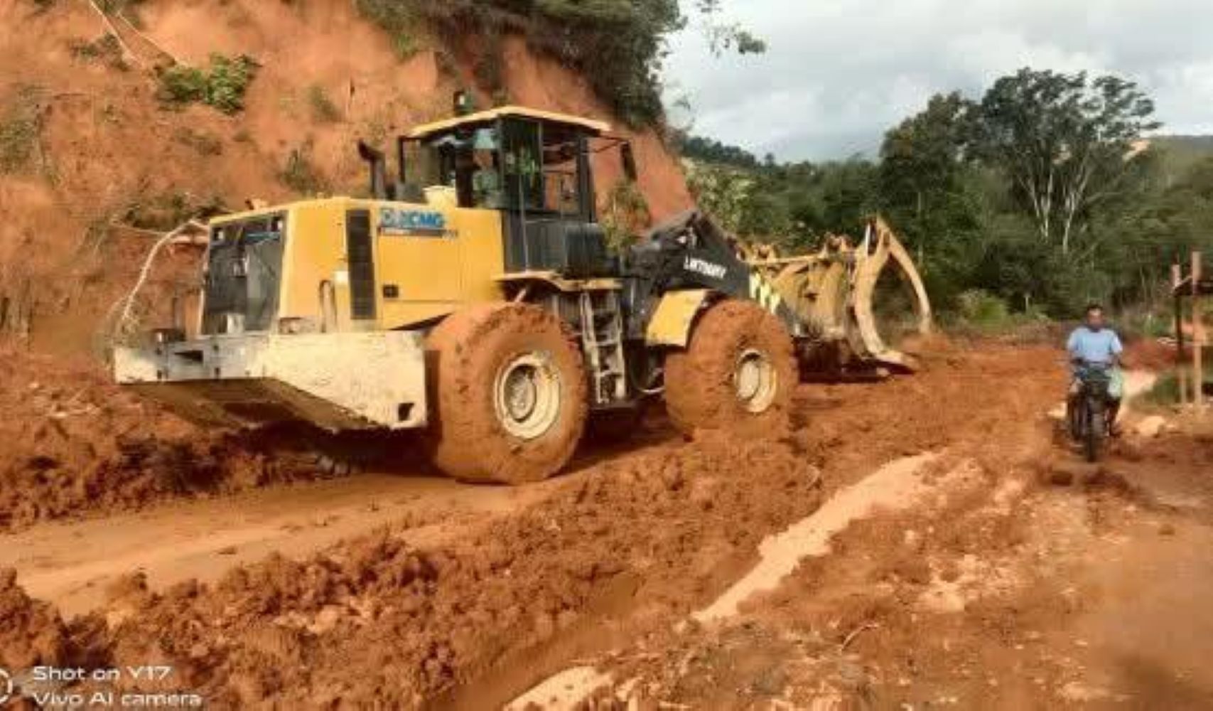 Proses pengerahan alat berat oleh Pemkab Tapteng untuk membersihkan material tanah longsor dari akses jalan yang tertutup akibat bencana.