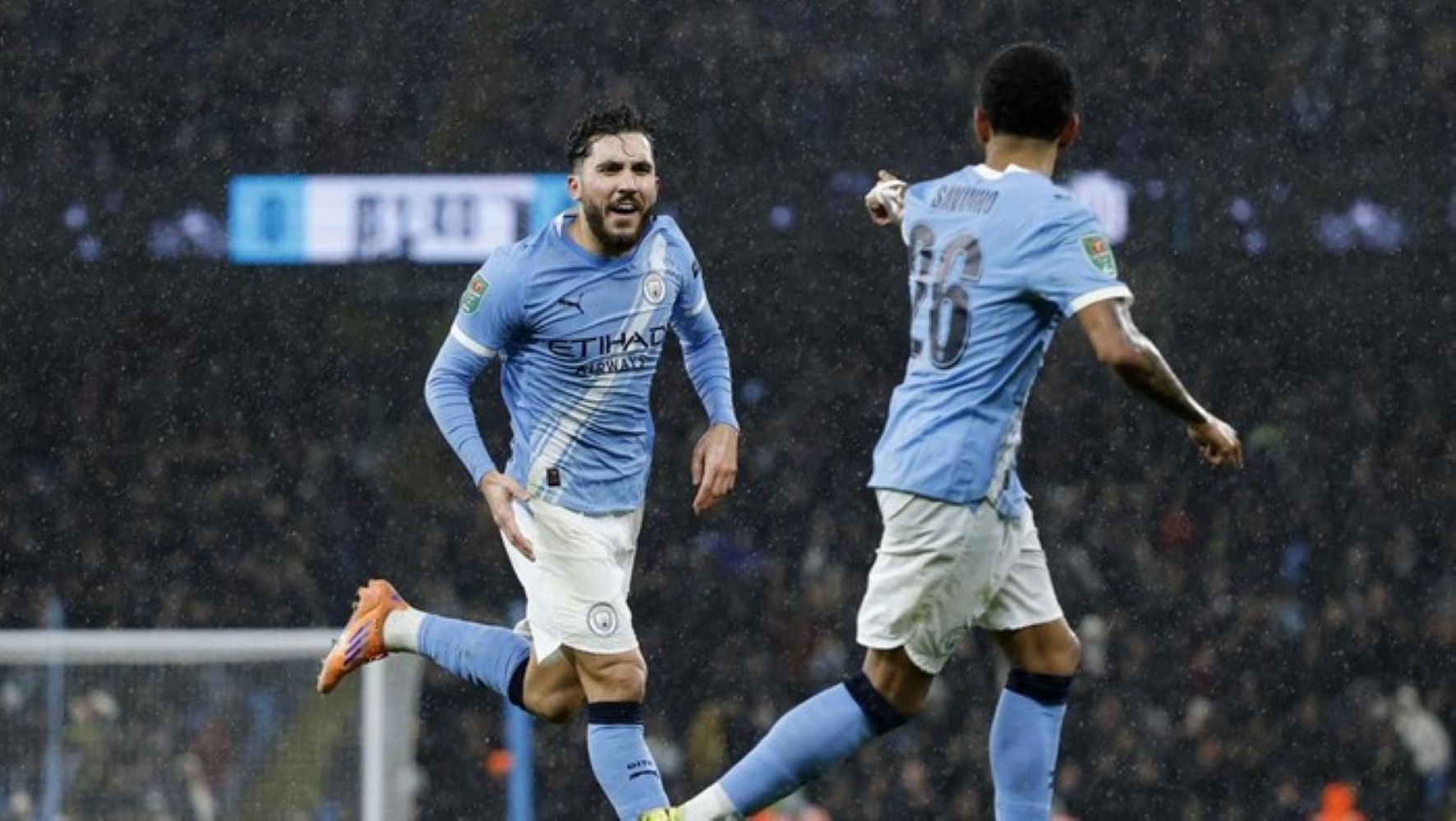 Rayan Cherki merayakan gol indahnya saat Manchester City menang 2-0 atas Brentford di perempatfinal Carabao Cup 2025/2026.